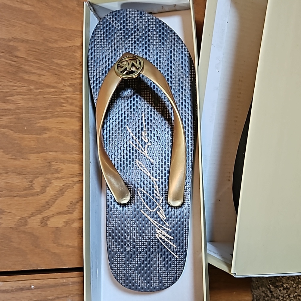 Michael Kors flip flop(tongs) size 8New